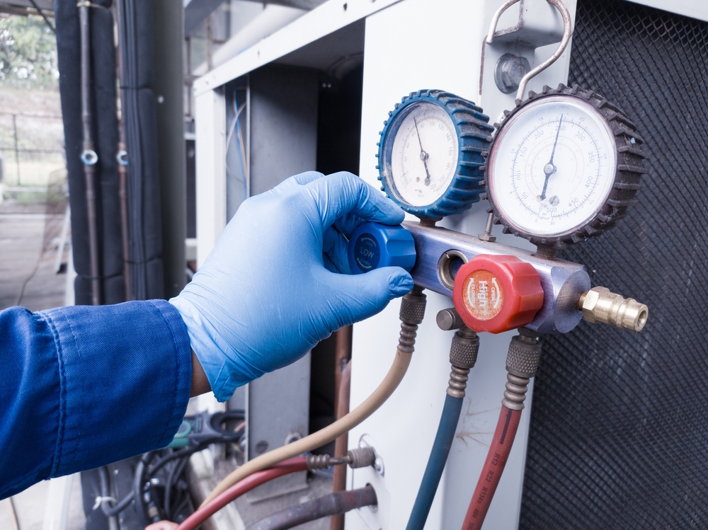 Hvac,system,service,technician,using,measuring,manifold,gauge,checking,refrigerant